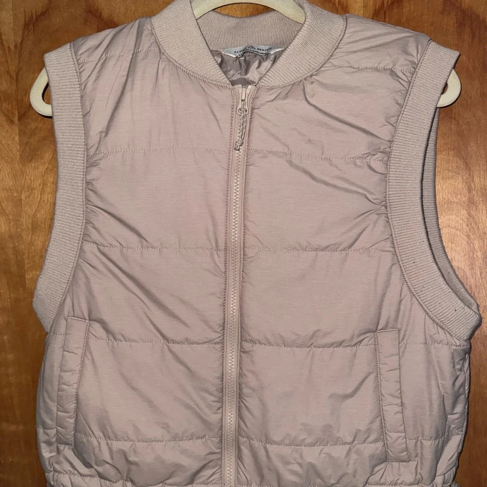 Alpine Design Women’s Tan Shortie EcoTrail Quilted Cropped Vest - Picture 5 of 7